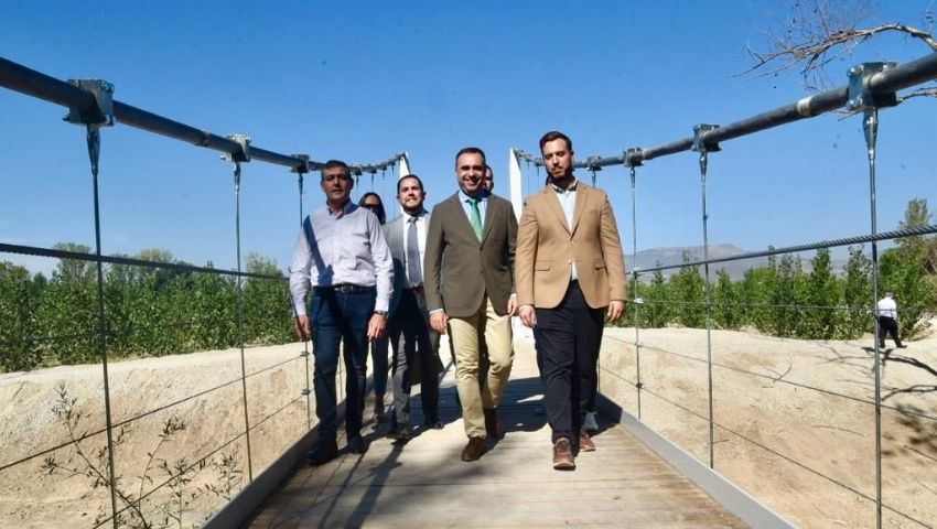 El presidente de la Diputación de Granada ha inaugurado este jueves el puente peatonal del municipio de Fuente Vaqueros sobre el río Cubillas