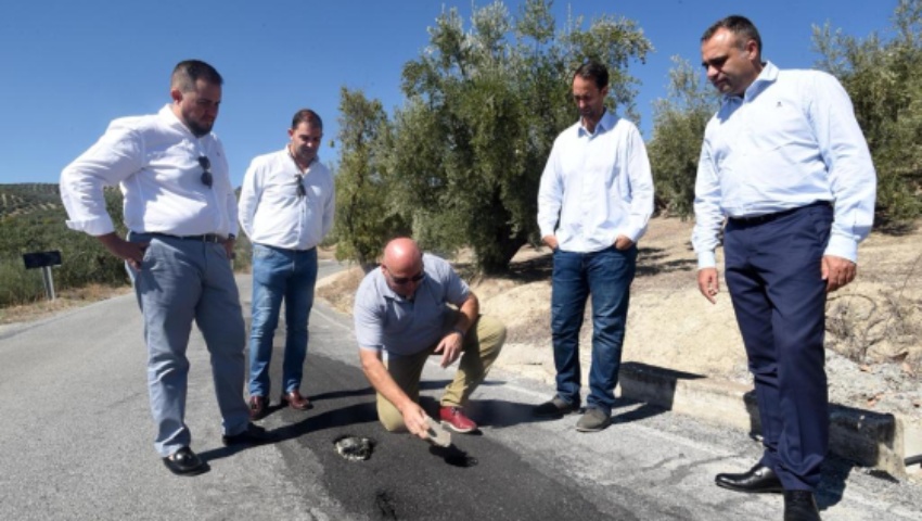 El diputado de Obras junto a la carretera