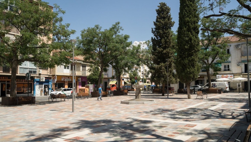 Diputación y Ayuntamiento de Granada organizan una "Noche de cine" en la recientemente remodelada Plaza de la Unidad