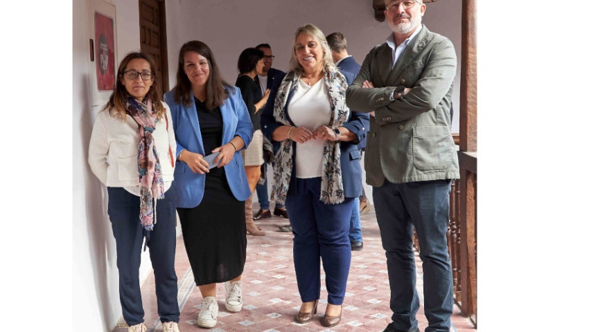 El diputado, la alcaldesa de Las Gabias y miembros de la comisión de la UE durante la visita