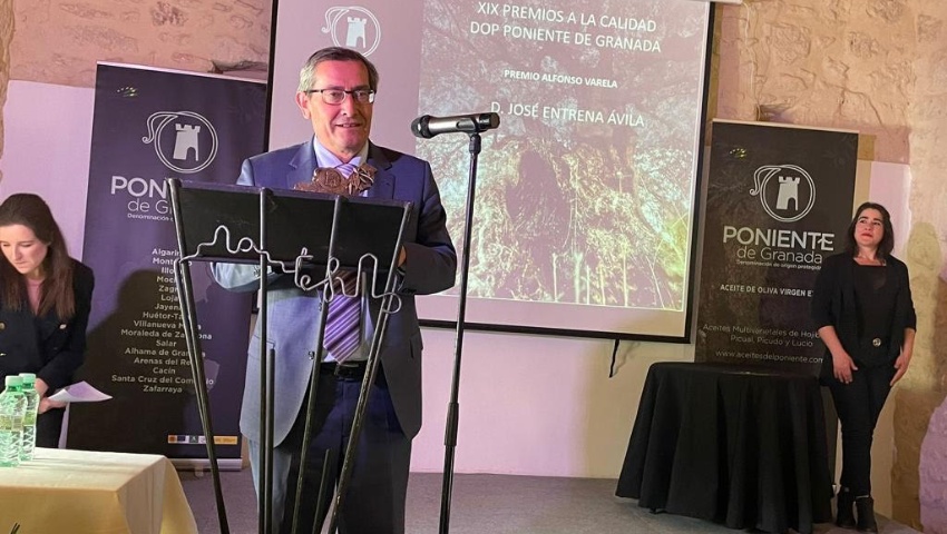 José Entrena recibe el premio Alfonso Varela de la DOP Poniente de Granada por su apoyo al sector olivarero