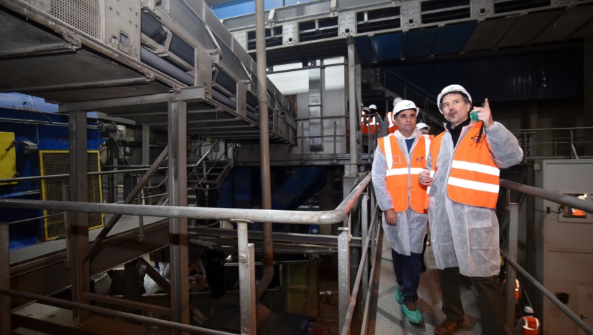 El presidente de la Diputación, Francis Rodríguez, durante la visita de la planta de residuos en  Alhendín 