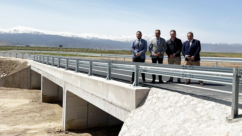 Esta nueva Obra de Drenaje Transversal (ODT) consiste en una obra multicelular formada por tres marcos prefabricados de hormigón armado, con sección interior de 3 por 7 metros, diseñados para soportar mayores volúmenes de agua y garantizar la seguridad vial en la zona.