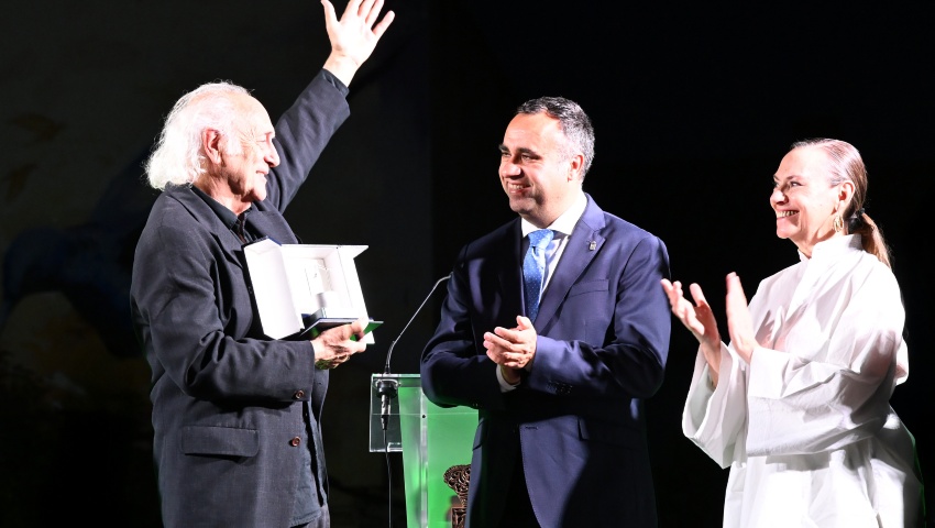 El presidente de la Diputación de Granada entrega el Pozo de Plata a Amancio Prada