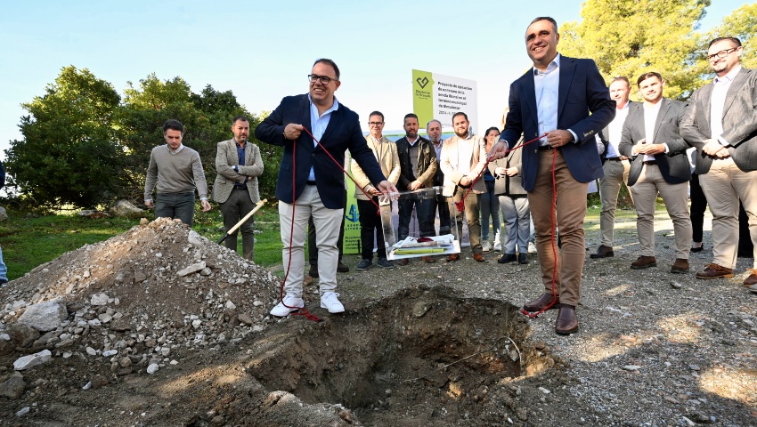 Rodríguez coloca la primera piedra del primer tramo de la Senda del Litoral