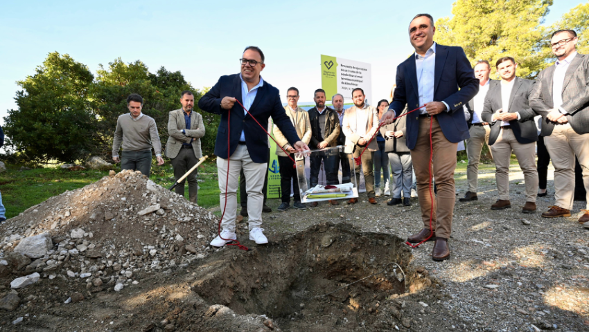 Rodríguez coloca la primera piedra del primer tramo de la Senda del Litoral