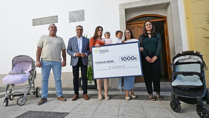El presidente de la Diputación, Francis Rodríguez, entrega los primeros "Cheque Bebé" en Jayena