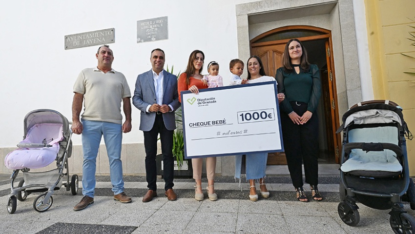 Rodríguez entrega los primeros ‘Cheque Bebé’ de la provincia, que benefician a más de un centenar de familias de 40 municipios