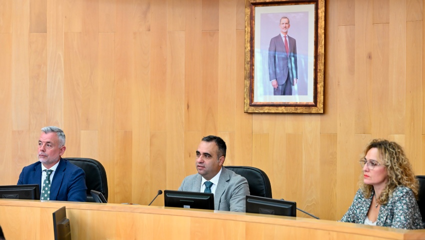 Diputación aprueba en pleno instar a AENA a una revisión al alza de la inversión prevista en el aeropuerto de Granada