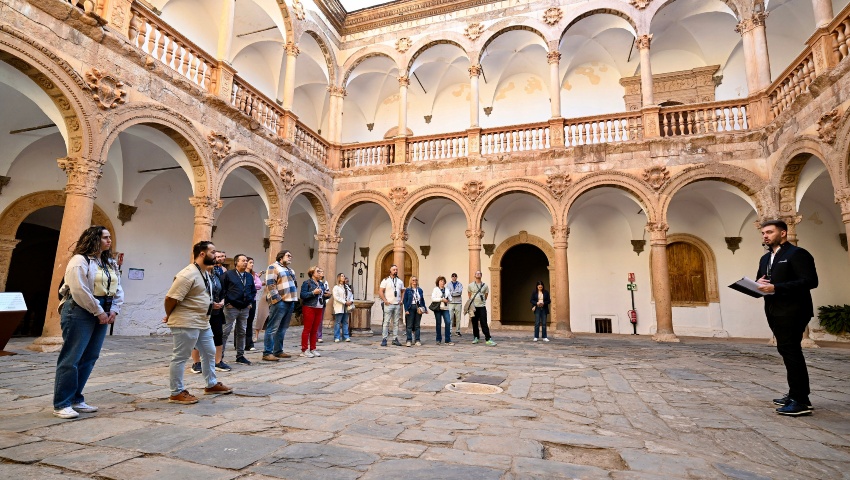 El Castillo de La Calahorra recibe a sus primeros visitantes en una jornada histórica para la provincia