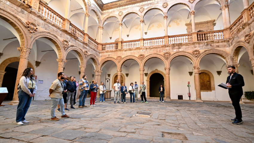 El Castillo de La Calahorra recibe a sus primeros visitantes en una jornada histórica para la provincia