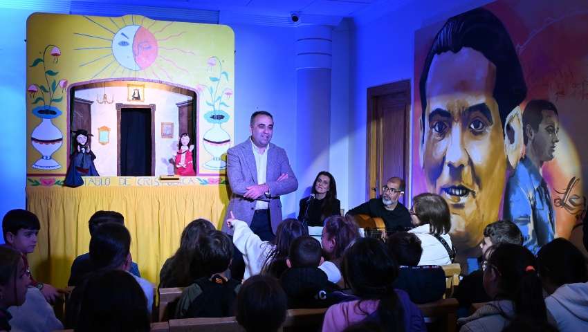 Rodríguez recibe a los primeros 51 escolares que se acercarán a la vida y obra de Lorca, dentro del nuevo programa de la Diputación
