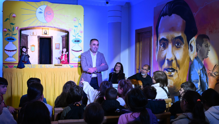 Rodríguez recibe a los primeros 51 escolares que se acercarán a la vida y obra de Lorca, dentro del nuevo programa de la Diputación