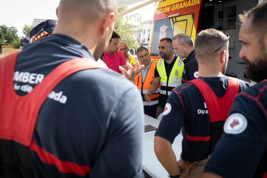 Rodríguez supervisa en Ogíjares el Puesto de Mando Avanzado desplegado por la Diputación para coordinar más de un centenar de actuaciones tras los seí...
