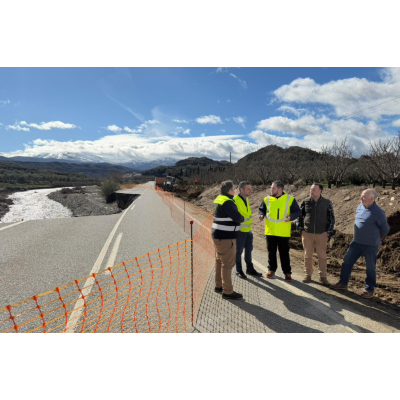 Iniciadas las obras de un paso alternativo en la GR-4105 tras el derrumbe de varios tramos de la carretera