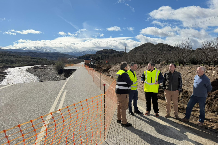Iniciadas las obras de un paso alternativo en la GR-4105 tras el derrumbe de varios tramos de la carretera