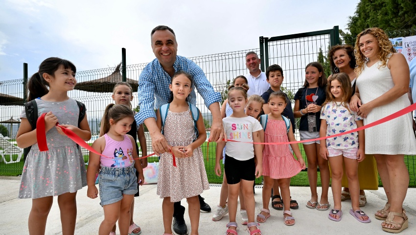 Rodríguez inaugura la nueva piscina municipal de verano de Diezma