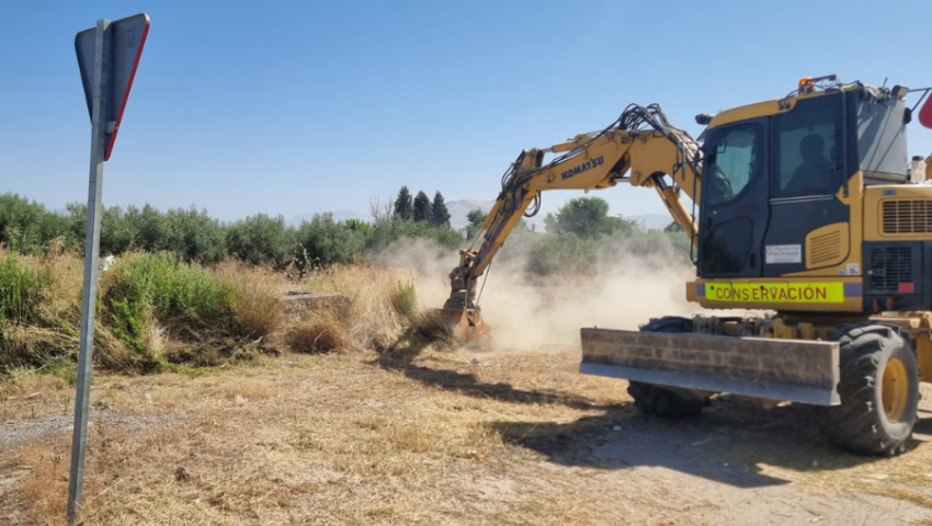 Diputación continúa con la campaña anual de desbroce y limpieza de la red viaria provincial para prevenir incendios