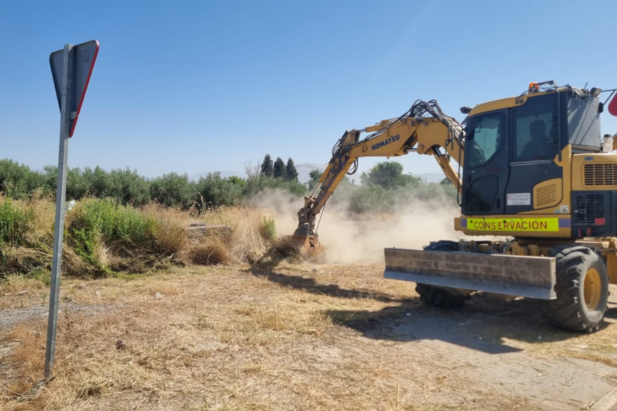 Diputación continúa con la campaña anual de desbroce y limpieza de la red viaria provincial para prevenir incendios