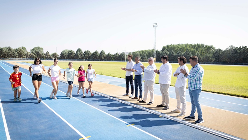 Rodríguez recepciona las obras de reforma de la Pista de Atletismo Paquillo Fernández de Guadix