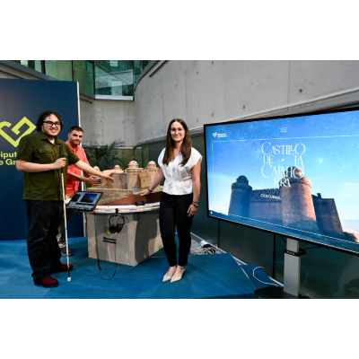 El Castillo de La Calahorra estrena web y una maqueta interactiva y accesible para personas con discapacidad visual