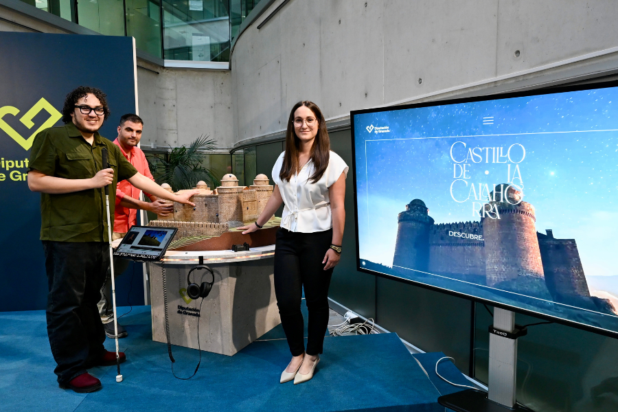 El Castillo de La Calahorra estrena web y una maqueta interactiva y accesible para personas con discapacidad visual