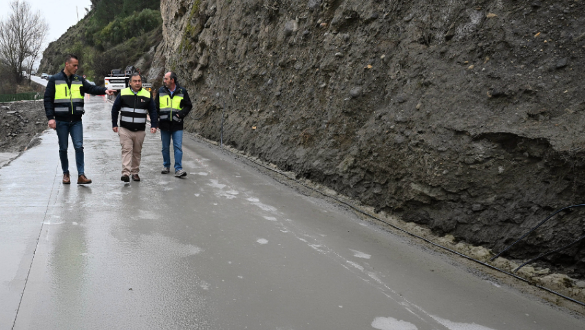 Abierto el paso alternativo en la carretera de Dúdar que evitará el rodeo por Beas de Granada