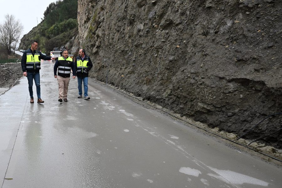 Abierto el paso alternativo en la carretera de Dúdar que evitará el rodeo por Beas de Granada