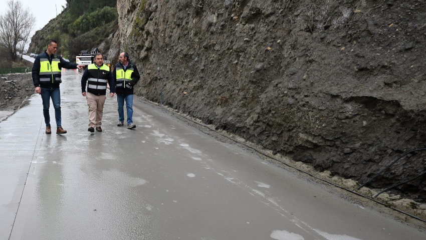 Abierto el paso alternativo en la carretera de Dúdar que evitará el rodeo por Beas de Granada