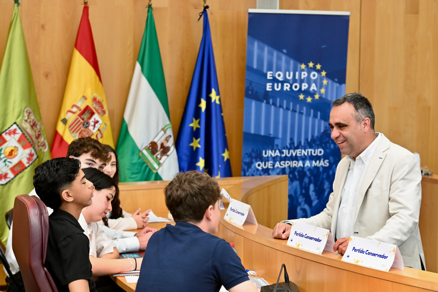 Diputación se transforma en el Parlamento Europeo por un día al acoger ‘Mini MEU Granada 2026’