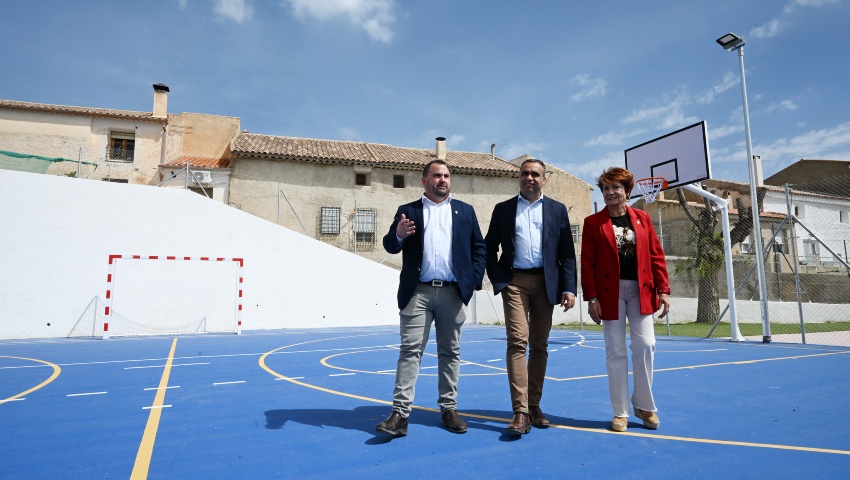 Diputación impulsa la revitalización de Almaciles con la mejora de su pista deportiva