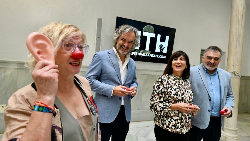 La diputada de Cultura y Educación, junto al alcalde de Santa Fe, y el concejal de Cultura del municipio, Ángel López, ha presentado la 31ª edición del Festival Internacional de Teatro de Humor de Santa Fe