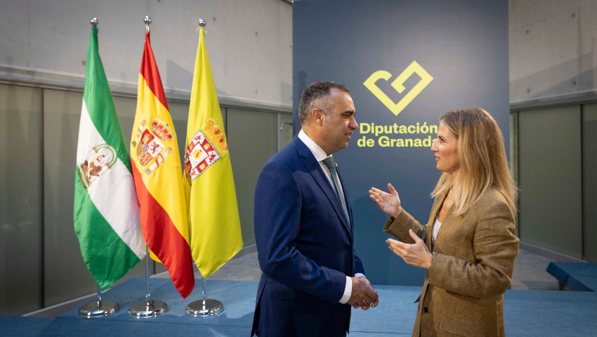 El presidente de la Diputación de Granada, Francis Rodríguez, ha recibido este viernes a la presidenta del Parlamento de Andalucía, Ana Mestre