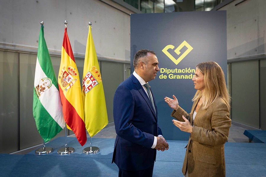 Francis Rodríguez recibe a la presidenta del Parlamento de Andalucía, Ana Mestre, en su primera visita institucional a la Diputación