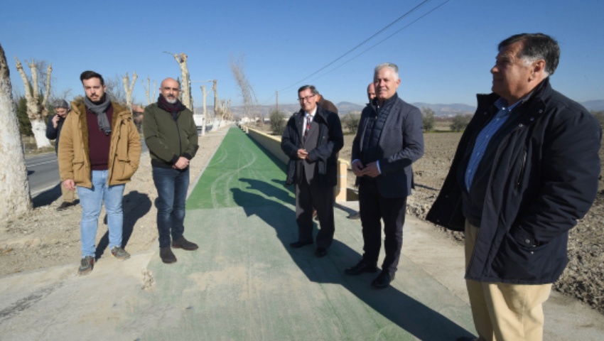 Un nuevo carril ciclopeatonal de 600 metros conecta el casco urbano de Fuente Vaqueros con las rutas lorquianas