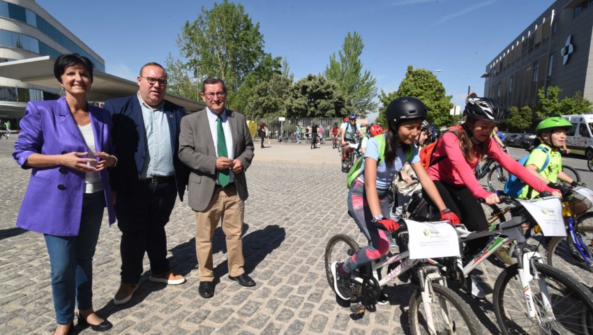 La Ciclo Ruta reúne en Diputación a 2.500 escolares de 40 colegios en defensa de la Vega