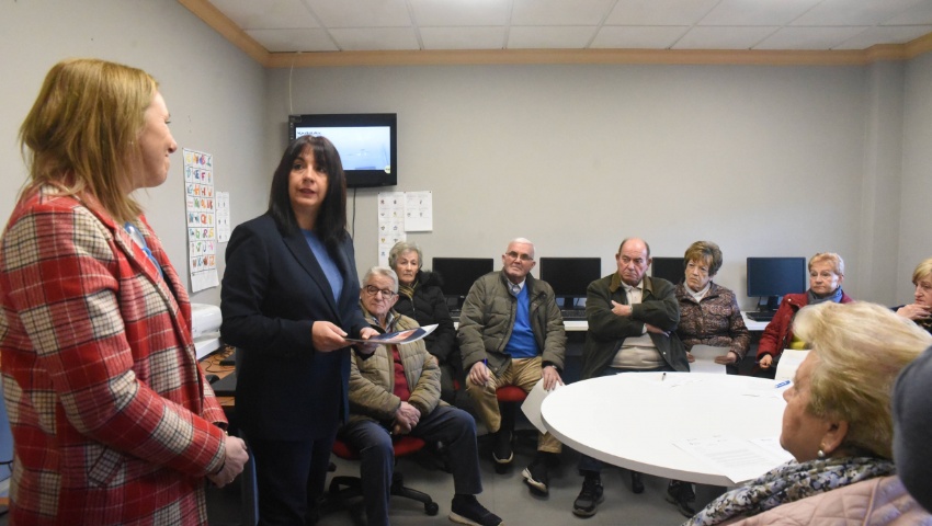 Diputación y Cruz Roja formarán a los mayores de la provincia en el uso de la banca online y de aplicaciones médicas