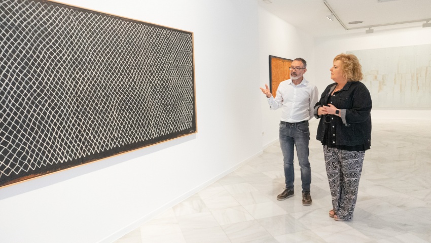 Condes de Gabia acoge la exposición “Tramas y objetos de la colección Granada de Fondo”