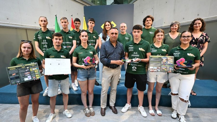 Rodríguez recibe al equipo IMO Racing del IES Montes Orientales de Iznalloz, clasificado para la final mundial de STEM Racing 2026 en Singapur