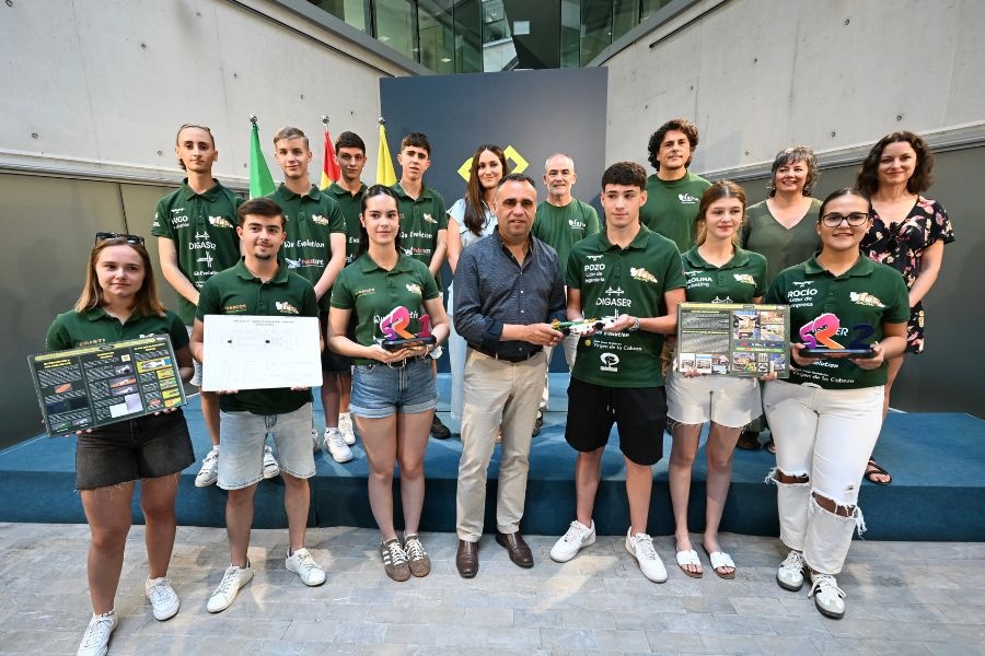 Rodríguez recibe al equipo IMO Racing del IES Montes Orientales de Iznalloz, clasificado para la final mundial de STEM Racing 2026 en Singapur