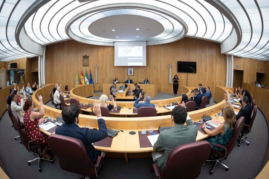 Un Pleno urgente da luz verde a 840.000 euros para acelerar la vuelta a casa de las familias desalojadas por los terremotos