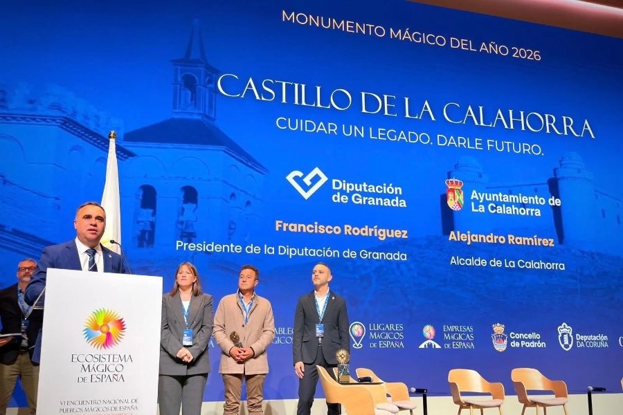 Rodríguez recoge el premio ‘Monumento Mágico de España 2026’ concedido al Castillo de La Calahorra