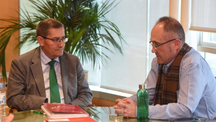 El presidente se reúne con representantes de la Comunidad de Regantes del Bajo Guadalfeo