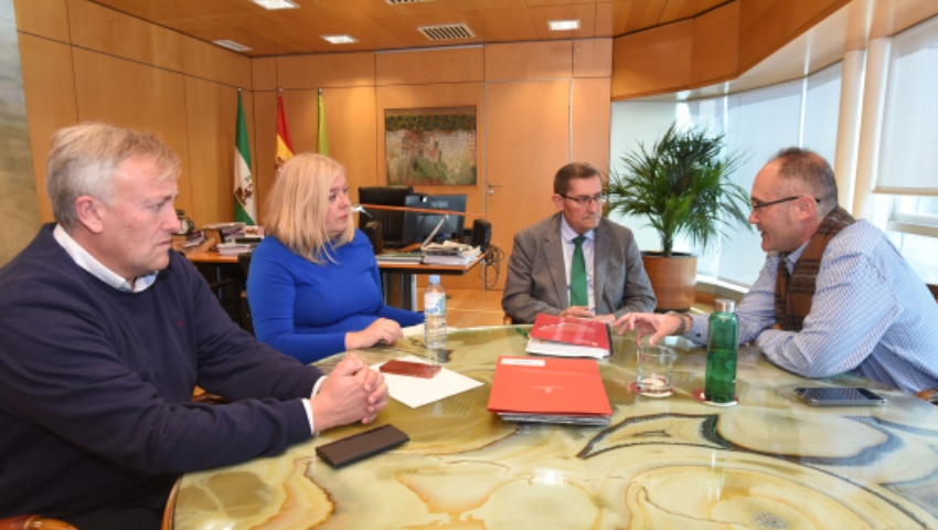 El presidente se reúne con representantes de la Comunidad de Regantes del Bajo Guadalfeo