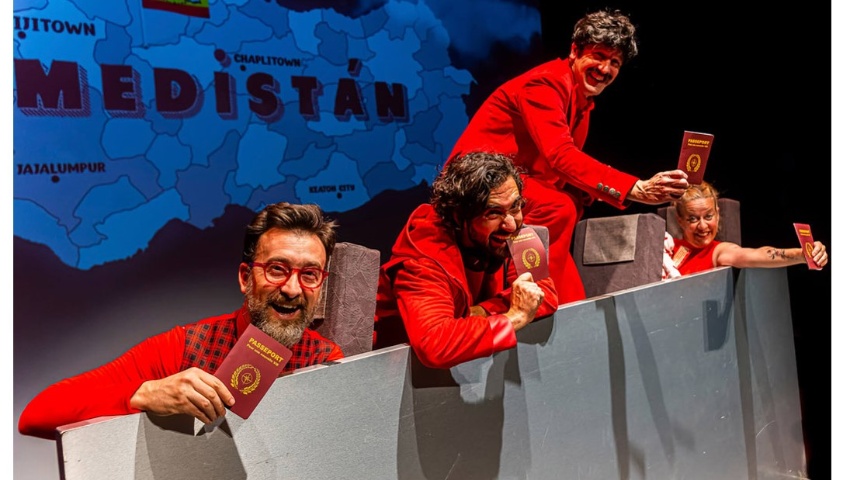 Cía. YLLANA TEATRO.  Obra «Passport»
